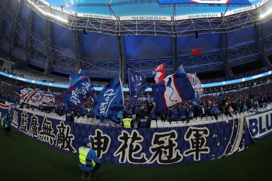 威利-坎布瓦拉出生于刚果（金），5岁随家人移居法国，16岁进入曼联青训。